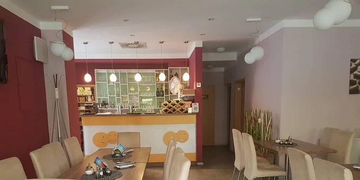 Grilovací nálož 3 druhů masa, hranolků a zeleniny s výhledem na zámek