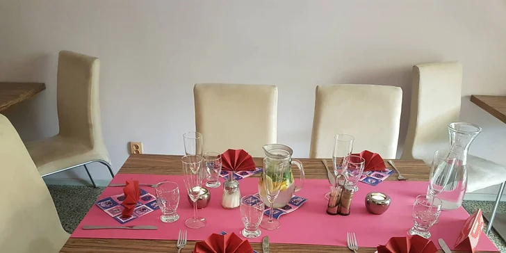Grilovací nálož 3 druhů masa, hranolků a zeleniny s výhledem na zámek