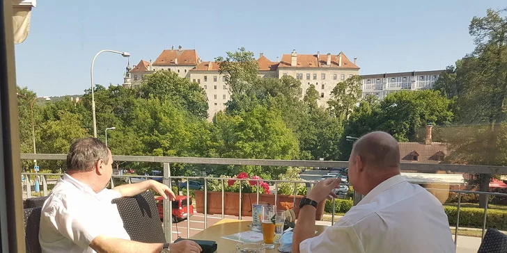 Borůvkový koláč s kávou a jako bonus výhled na krumlovský zámek
