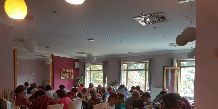 Grilovací nálož 3 druhů masa, hranolků a zeleniny s výhledem na zámek
