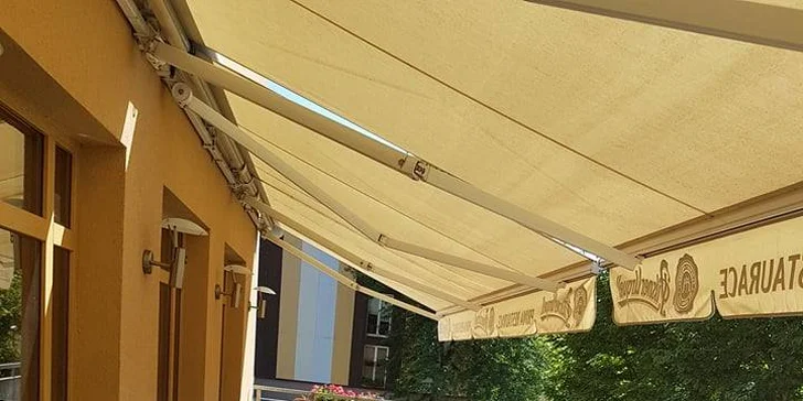 Grilovací nálož 3 druhů masa, hranolků a zeleniny s výhledem na zámek