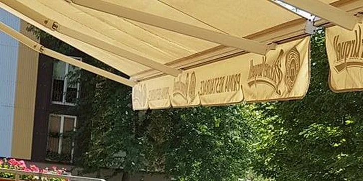 Grilovací nálož 3 druhů masa, hranolků a zeleniny s výhledem na zámek
