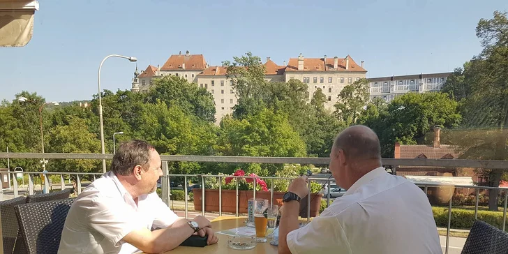 Grilovací nálož 3 druhů masa, hranolků a zeleniny s výhledem na zámek