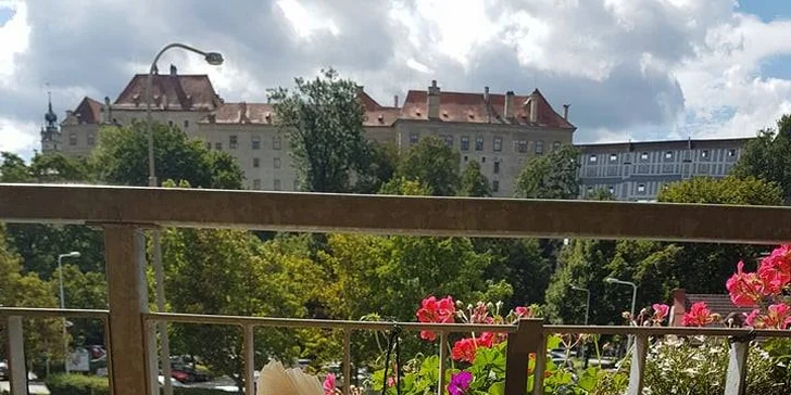 Grilovací nálož 3 druhů masa, hranolků a zeleniny s výhledem na zámek
