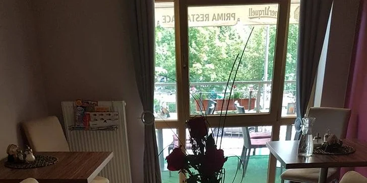 Grilovací nálož 3 druhů masa, hranolků a zeleniny s výhledem na zámek