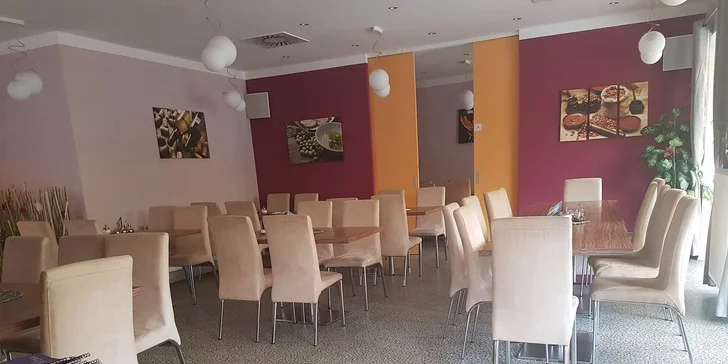 Grilovací nálož 3 druhů masa, hranolků a zeleniny s výhledem na zámek
