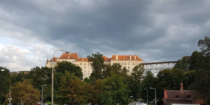 Grilovací nálož 3 druhů masa, hranolků a zeleniny s výhledem na zámek
