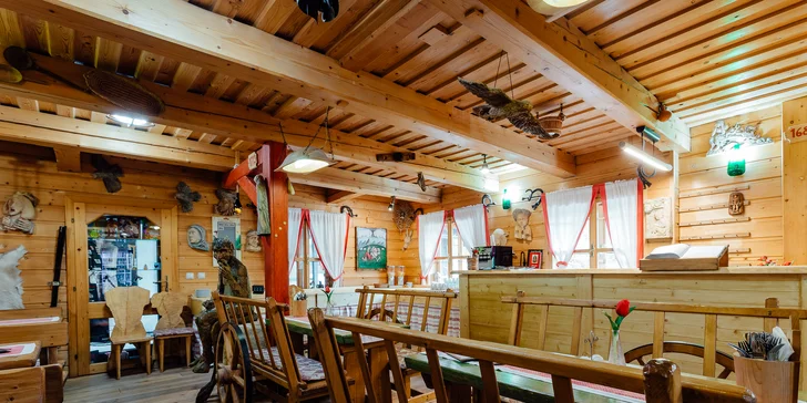 Autentická slovenská reštaurácia na štýl tradičnej krčmičky ponúka príjemné posedenie pre ubytovaných hostí ako aj pre okoloidúcich pocestných.