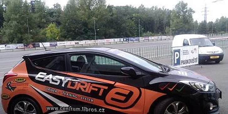 Naučte se řídit auto ve smyku: 30 minut driftování pod dohledem instruktora