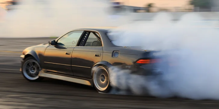 Naučte se řídit auto ve smyku: 30 minut driftování pod dohledem instruktora