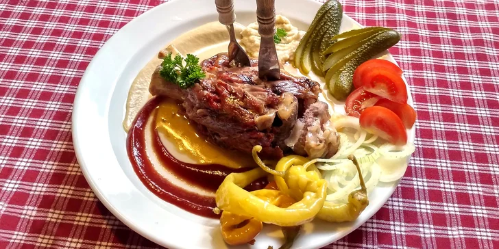 Pečené vepřové koleno s pečivem a oblohou pro velkého hladovce