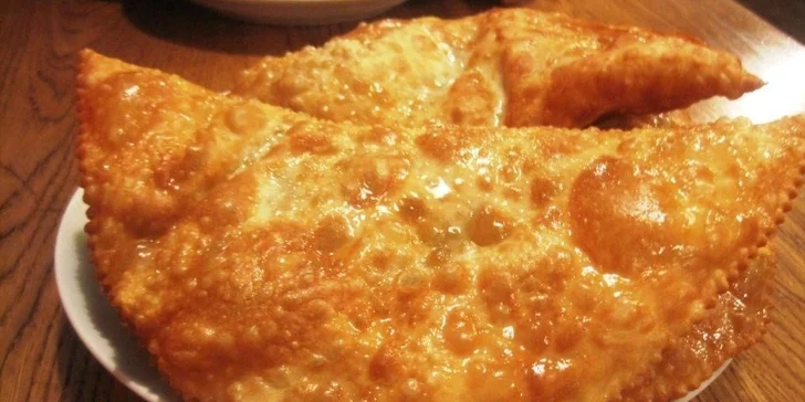 Gruzínské masové taštičky čebureky a půllitr piva Svijany