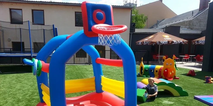 Pro malé skokany je tu spousta příležitostí k hopsání.