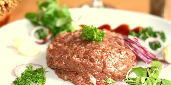 500 g čerstvě namíchaného hovězího tataráku, topinky a možnost bowlingu