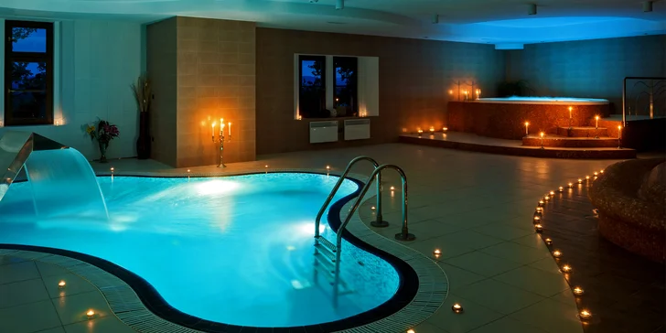 Romantika v Hluboké nad Vltavou: 4* zámecký hotel, wellness i večeře