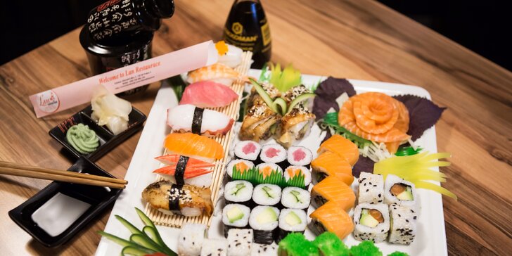 Čerstvé sushi v moderní restauraci: na výběr menu o 16 i 45 kouscích