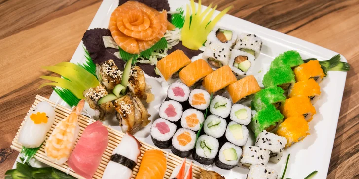 Čerstvé sushi v moderní restauraci: na výběr menu o 16 i 45 kouscích