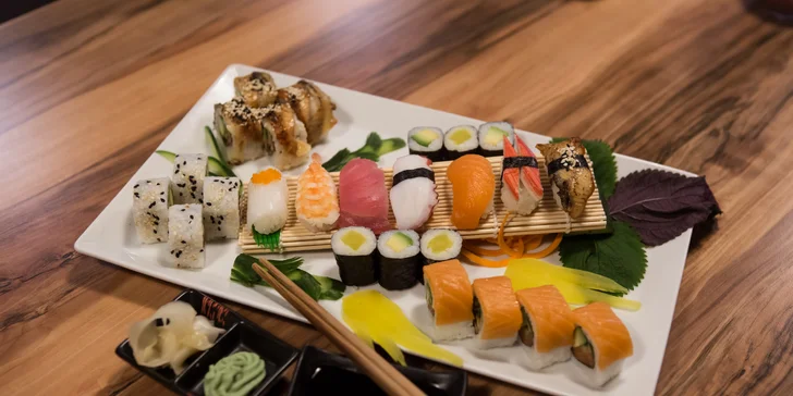 Čerstvé sushi v moderní restauraci: na výběr menu o 16 i 45 kouscích