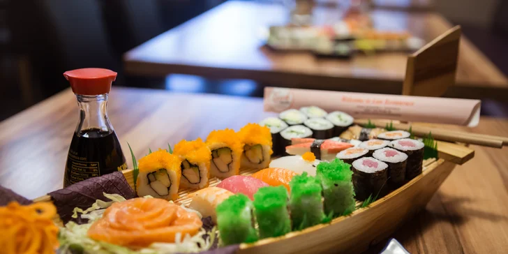 Čerstvé sushi v moderní restauraci: na výběr menu o 16 i 45 kouscích