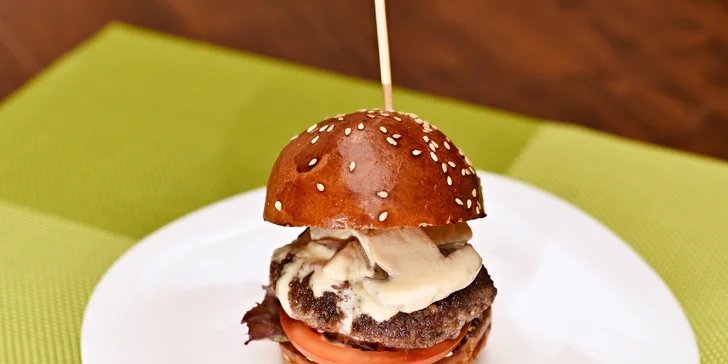 3x miniburger kousek od Šárky: černý, kuřecí a houbový i s hranolky