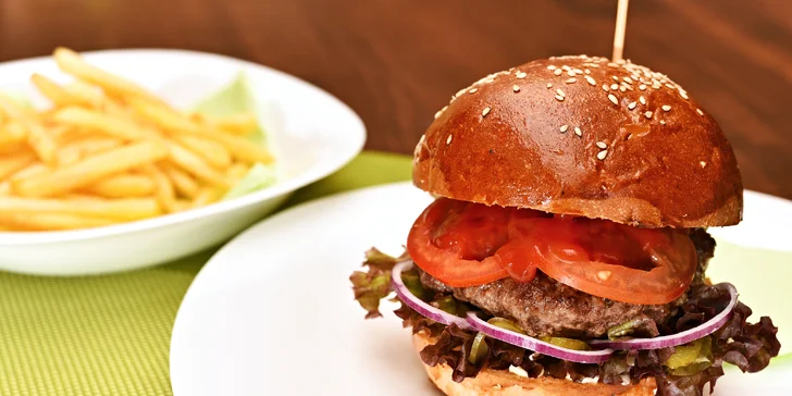 Po procházce Šárkou bodne: Hamburger ze 12 druhů u nádrže Džbán