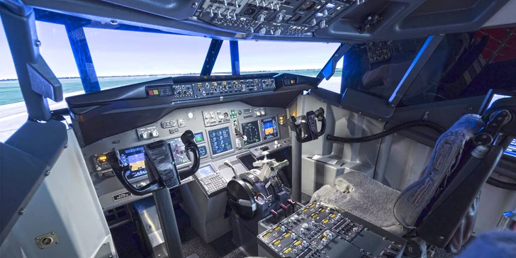 Připoutejte se, zábava začíná: 60 nebo 90 minut na leteckém simulátoru pro rodinu