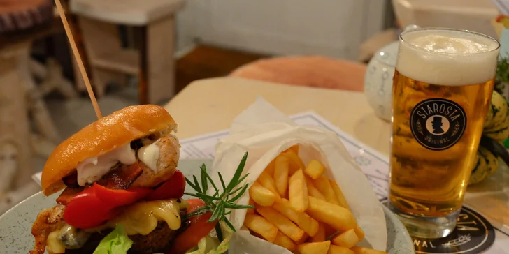 Burger, hranolky a pití v útulném bistru u Václaváku – menu pro 1 či 2 osoby