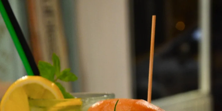 Burger, hranolky a pití v útulném bistru u Václaváku – menu pro 1 či 2 osoby