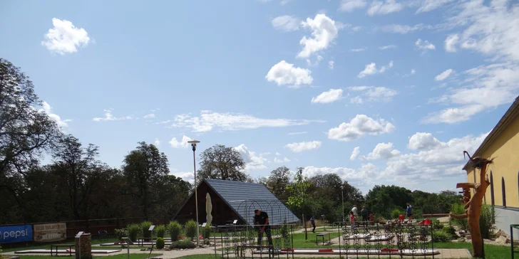 Celodenní vstup na minigolf pro 2 osoby nebo celou rodinu a nápoj k tomu