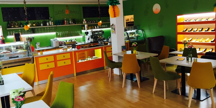 Libovolné horké pití s donutem nebo bagelem v kavárně ve stylu amerického animáku