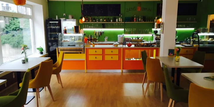 Libovolné horké pití s donutem nebo bagelem v kavárně ve stylu amerického animáku