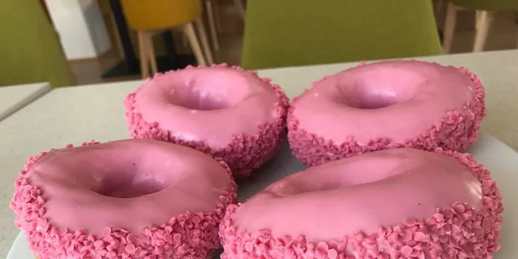 Libovolné horké pití s donutem nebo bagelem v kavárně ve stylu amerického animáku