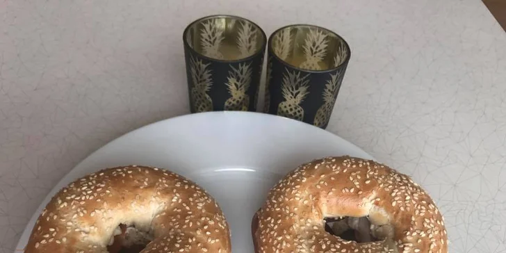Libovolné horké pití s donutem nebo bagelem v kavárně ve stylu amerického animáku