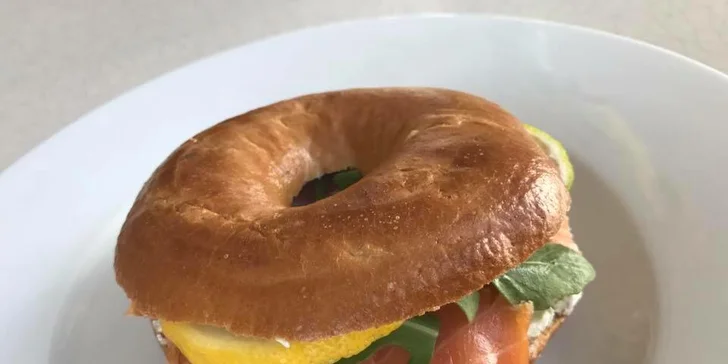 Libovolné horké pití s donutem nebo bagelem v kavárně ve stylu amerického animáku