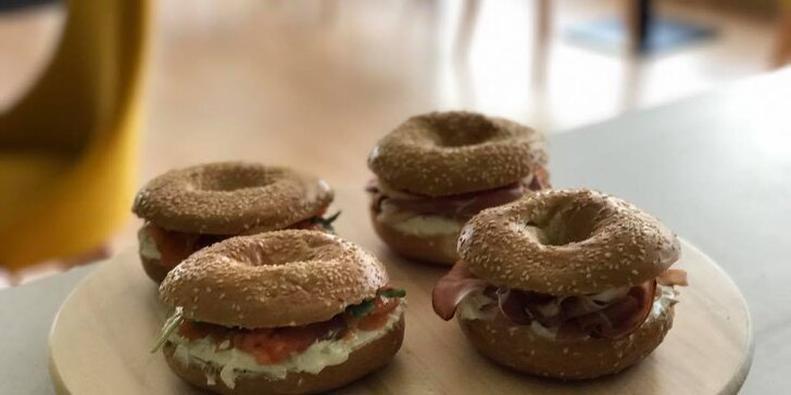 Libovolné horké pití s donutem nebo bagelem v kavárně ve stylu amerického animáku