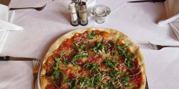 Italské menu pro dva: 2 pizzy a 2 kávy nebo italské stolní víno