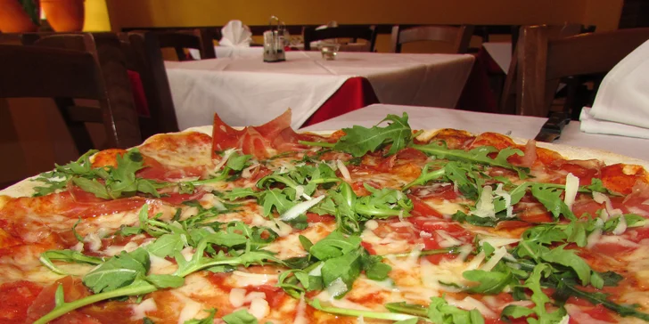 Italské menu pro dva: 2 pizzy a 2 kávy nebo italské stolní víno