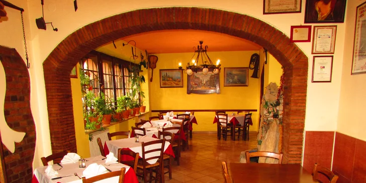 Italské menu pro dva: 2 pizzy a 2 kávy nebo italské stolní víno