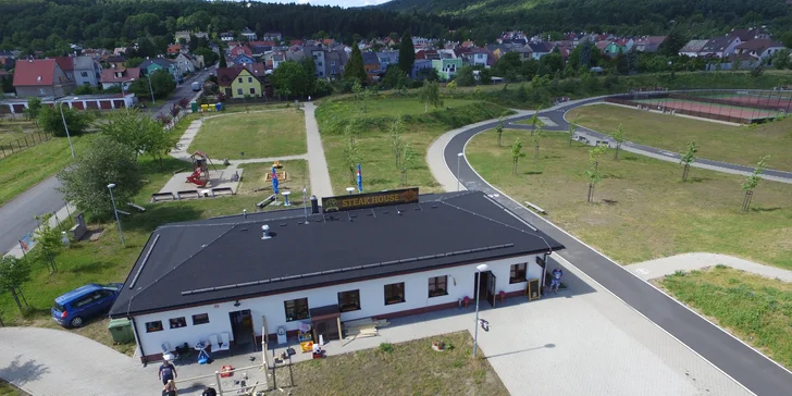 Talíř plný lahodných trojek: 3 druhy steaků a 3× přílohy s omáčkami dle výběru