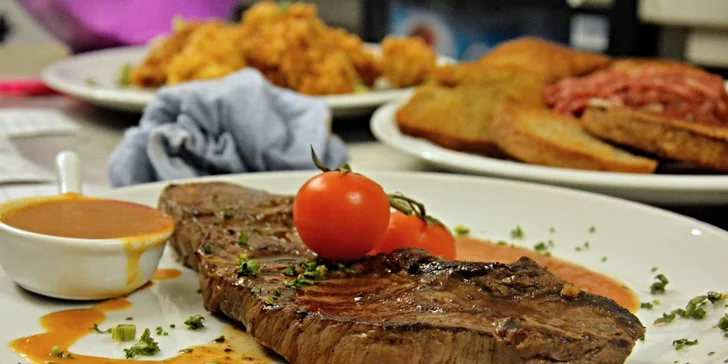 Talíř plný lahodných trojek: 3 druhy steaků a 3× přílohy s omáčkami dle výběru