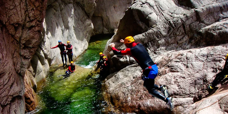 Jednodenní canyoningový program ve Slovinsku pro 1–4 osoby: veřejné i soukromé skupiny