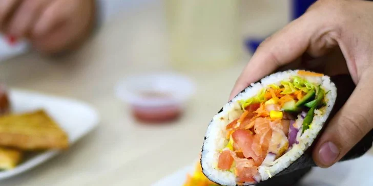 Když Japonsko miluje Mexiko: sushi burrito menu s rybou nebo krevetami