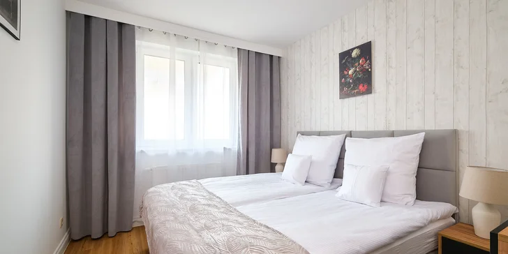 Apartmány pozostávajú zo samostatnej spálne a kuchynského kúta prepojeného s obývacou časťou.