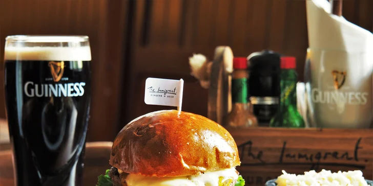Menu od amerického šéfkuchaře: burger s hranolky, polévka, salát i dezert