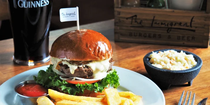 Menu pro dva od amerického šéfkuchaře: burger s hranolky, polévka, salát i dezert