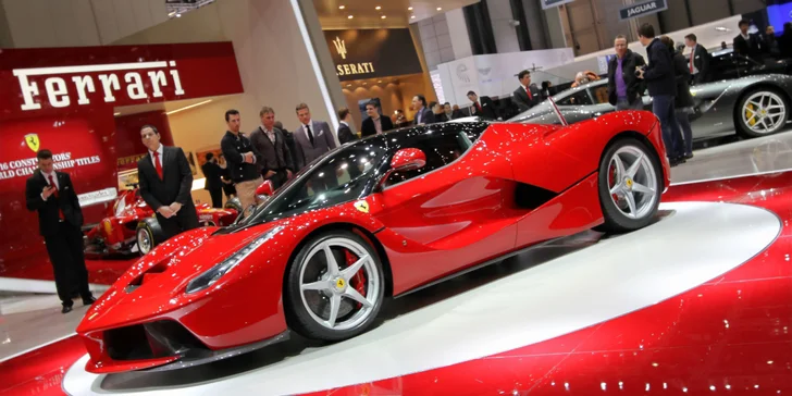 Hit motoristů a příznivců krásných aut: Autosalon v Ženevě včetně vstupenky