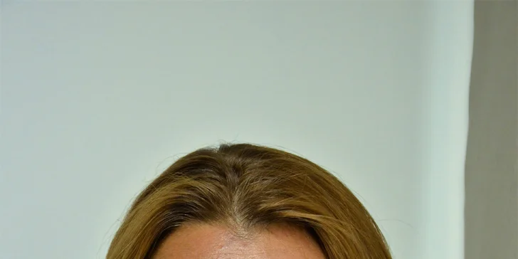 Denní nebo slavnostní líčení s úpravou vlasů