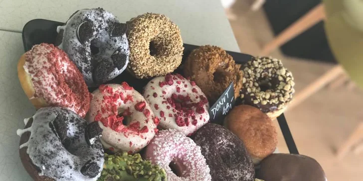 Libovolné horké pití s donutem nebo bagelem v kavárně ve stylu amerického animáku