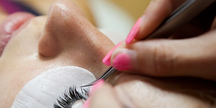 Řasy až do nebe: prodloužení metodou řasa na řasu značkou Emporio Lashes