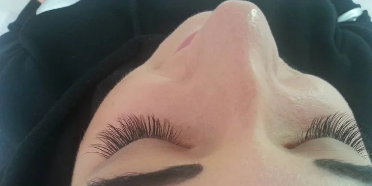 Řasy až do nebe: prodloužení metodou řasa na řasu značkou Emporio Lashes